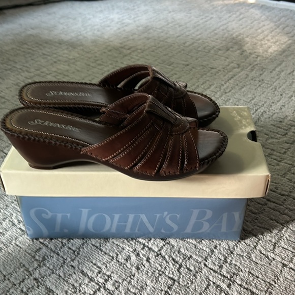 St.John’s Bay sandals new size 7 colour brown - Picture 2 of 3